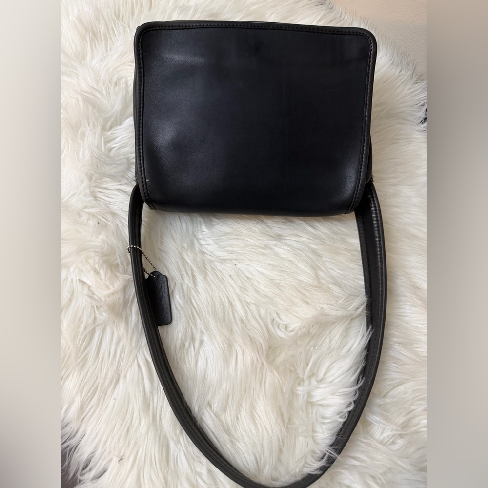 Vintage Coach # 9054
Black Glove-leather Shoulder Bag - Picture 10 of 16